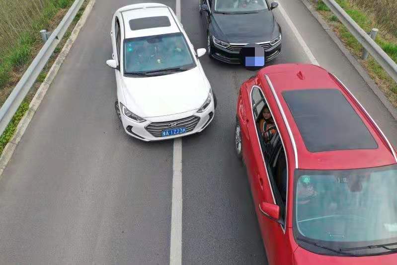 2024二广无人机应急车道抓拍,高速上无人机抓拍应急车道