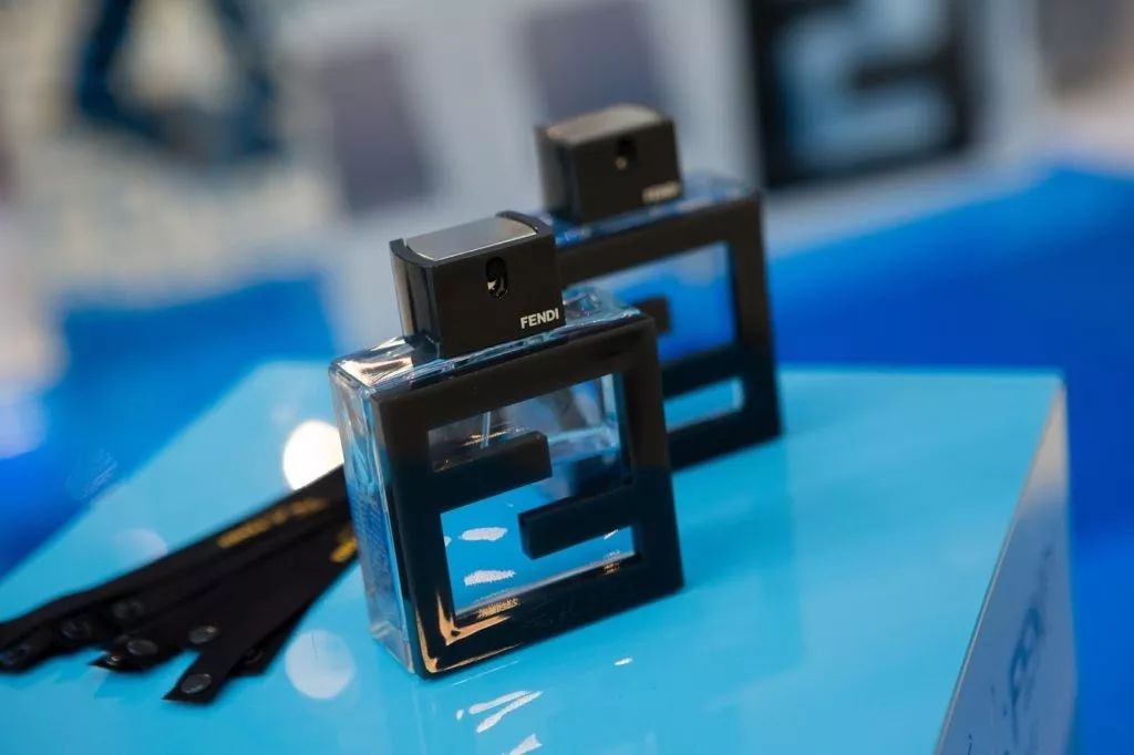 fendi奢潮穿搭,fendi经典时尚