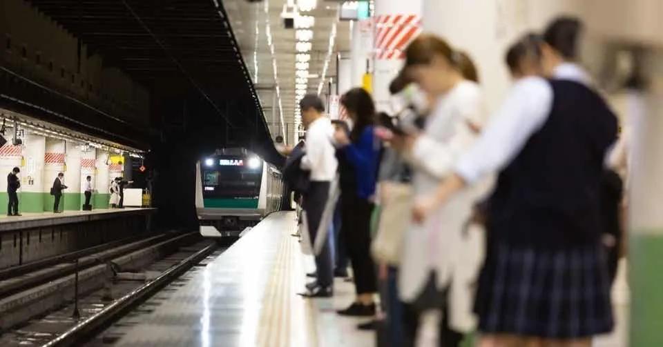 日本患者被居民们疯狂人肉!当“不给别人添麻烦”成了一种病态