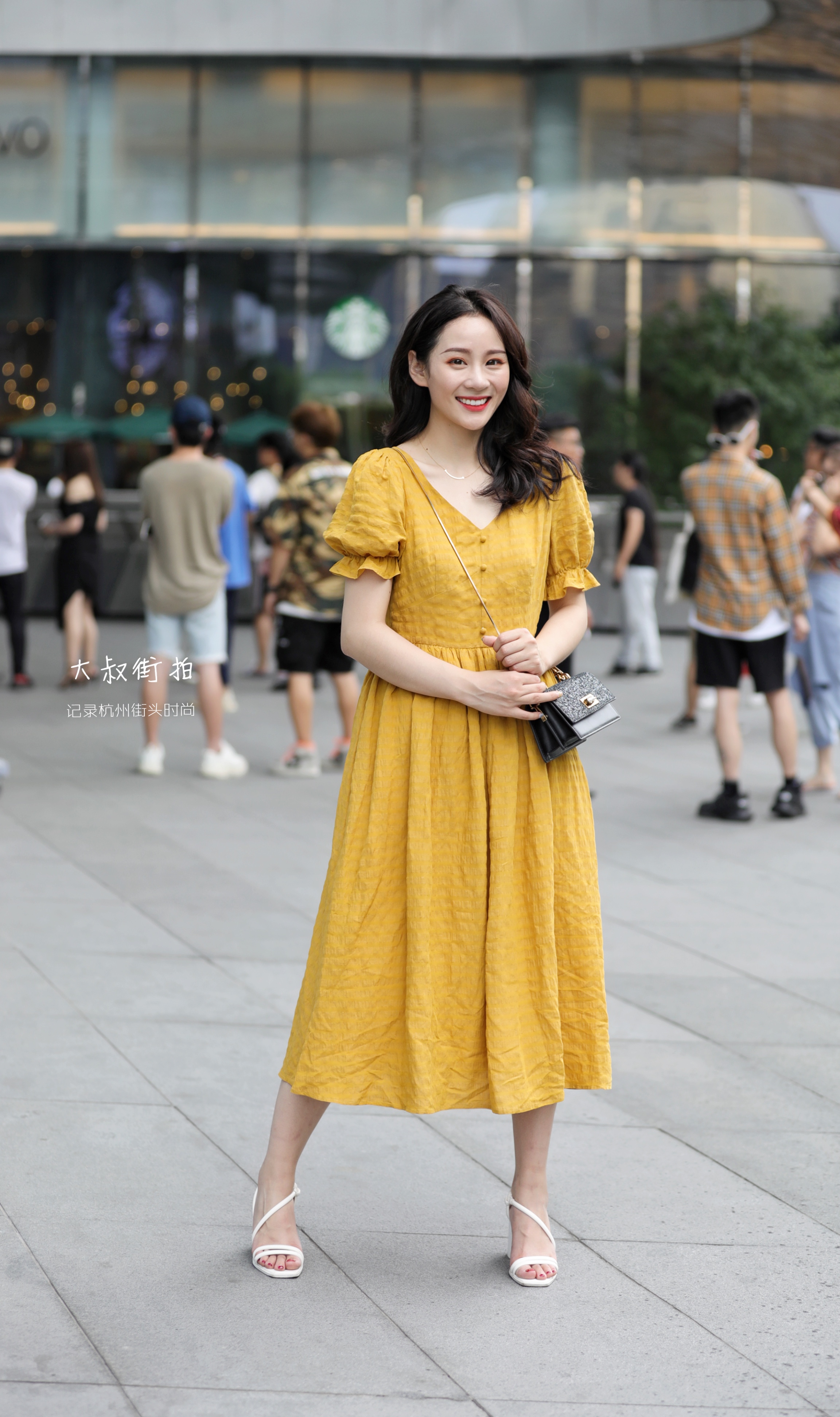 大叔街拍三亚姐妹,街拍40多岁大叔型身材穿搭