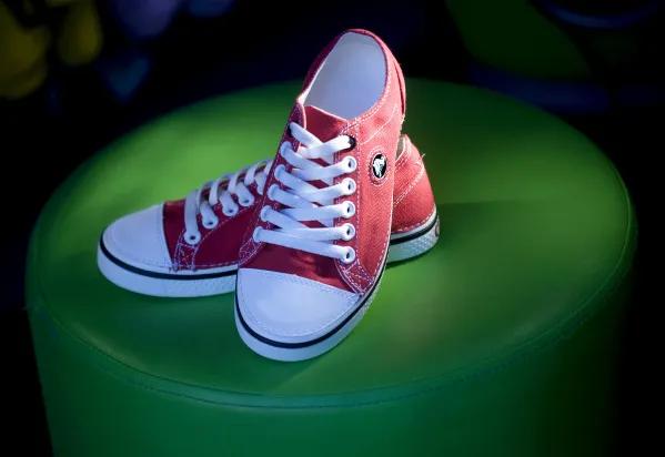 洞洞鞋zara,丑到洞洞鞋