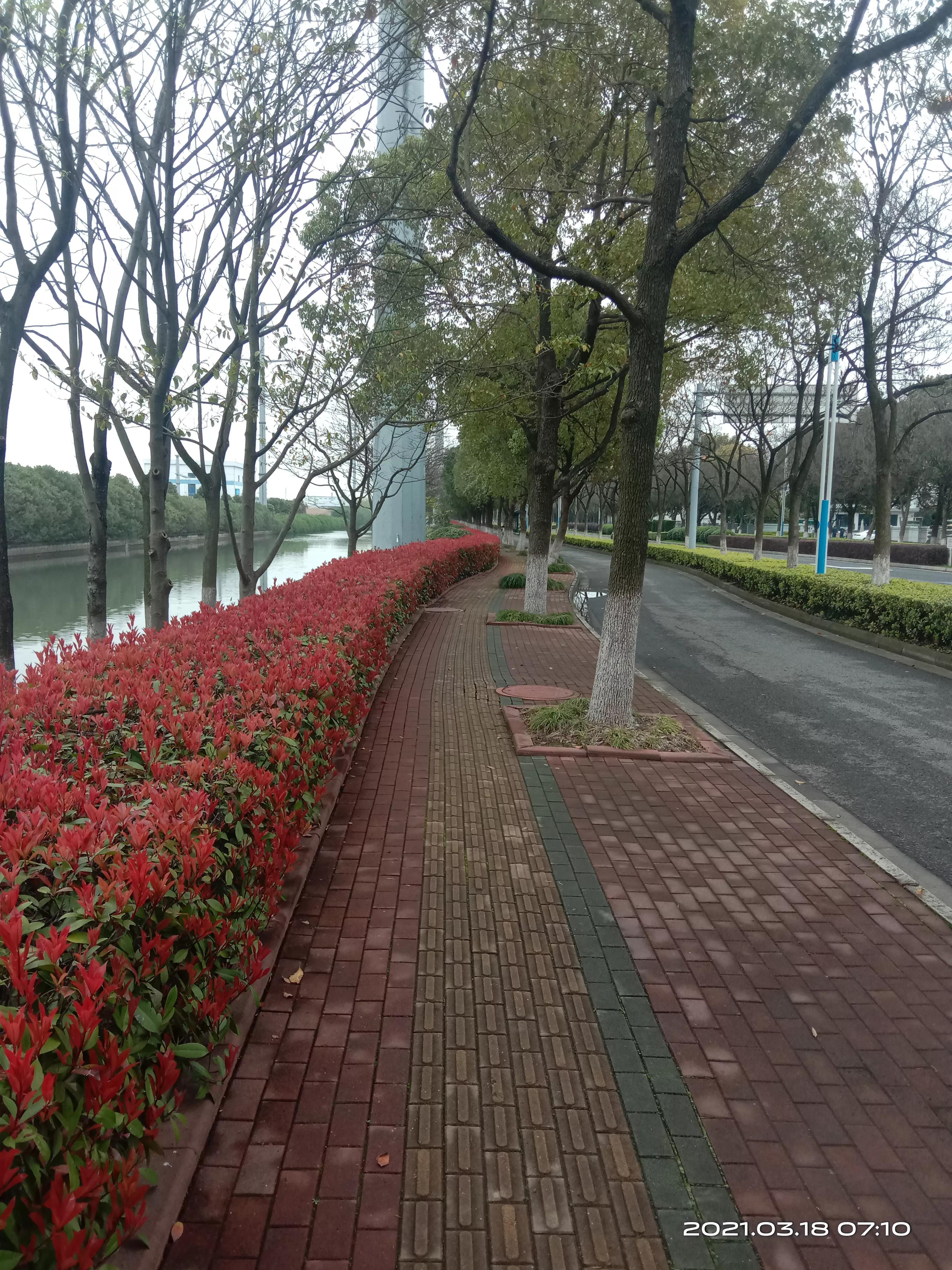 都说进厂不好但又能干什么呢,进厂干三天你就想提桶跑路的文案