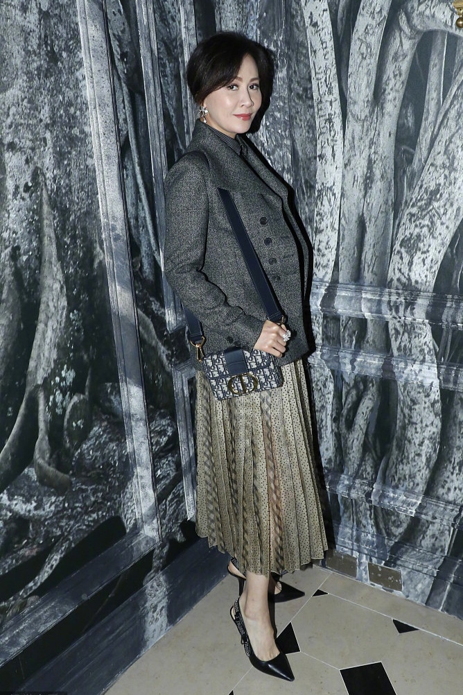 郑秀妍刘嘉玲 (刘嘉玲领开襟衫)