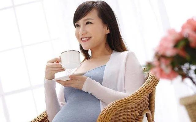 孕期爱喝水还要会喝水，这4种水喝多了，“麻烦”就来了