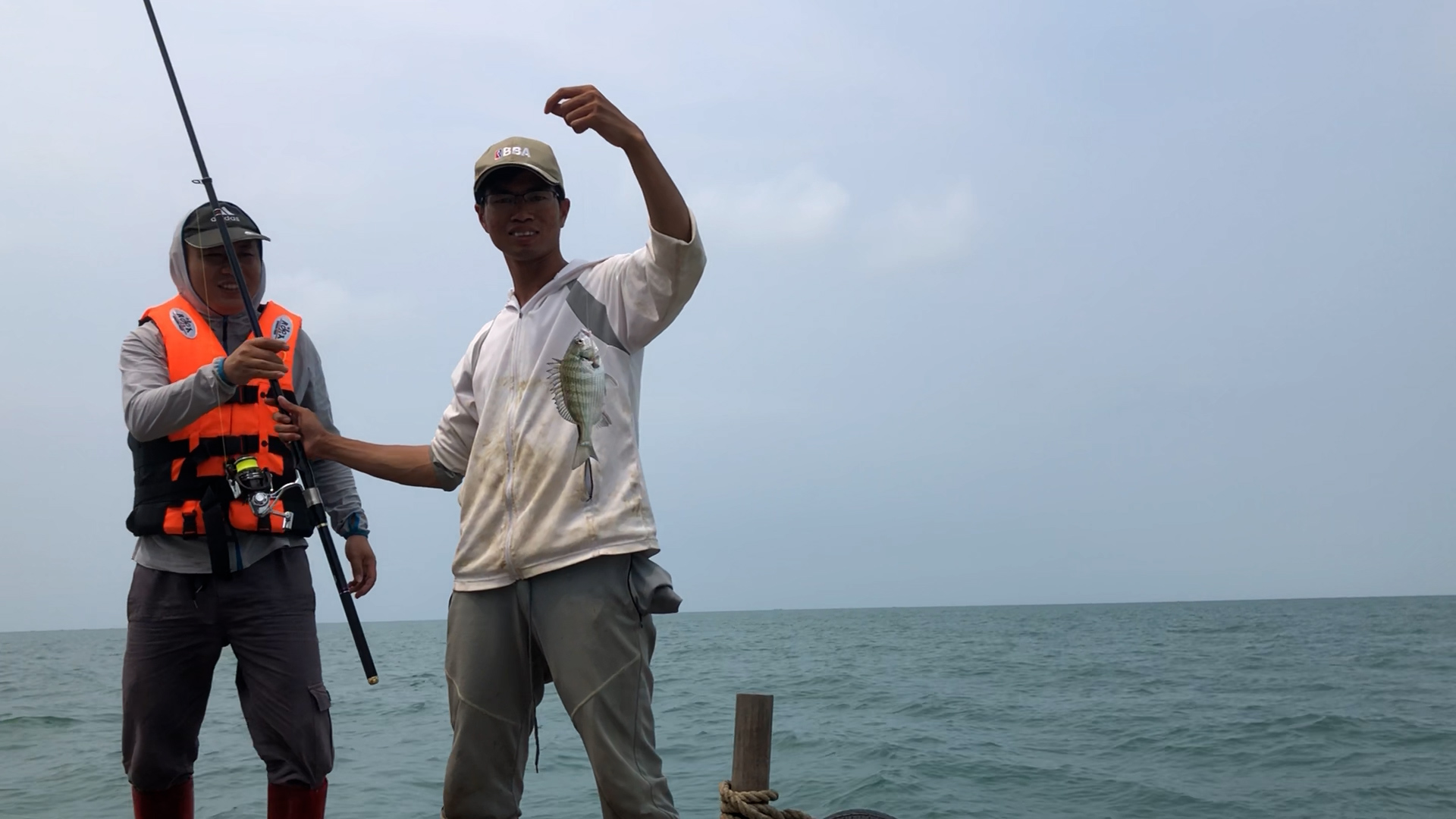 一个小伙钓鱼一年赚几十万,500块钱本钱钓鱼一个月能赚多少钱