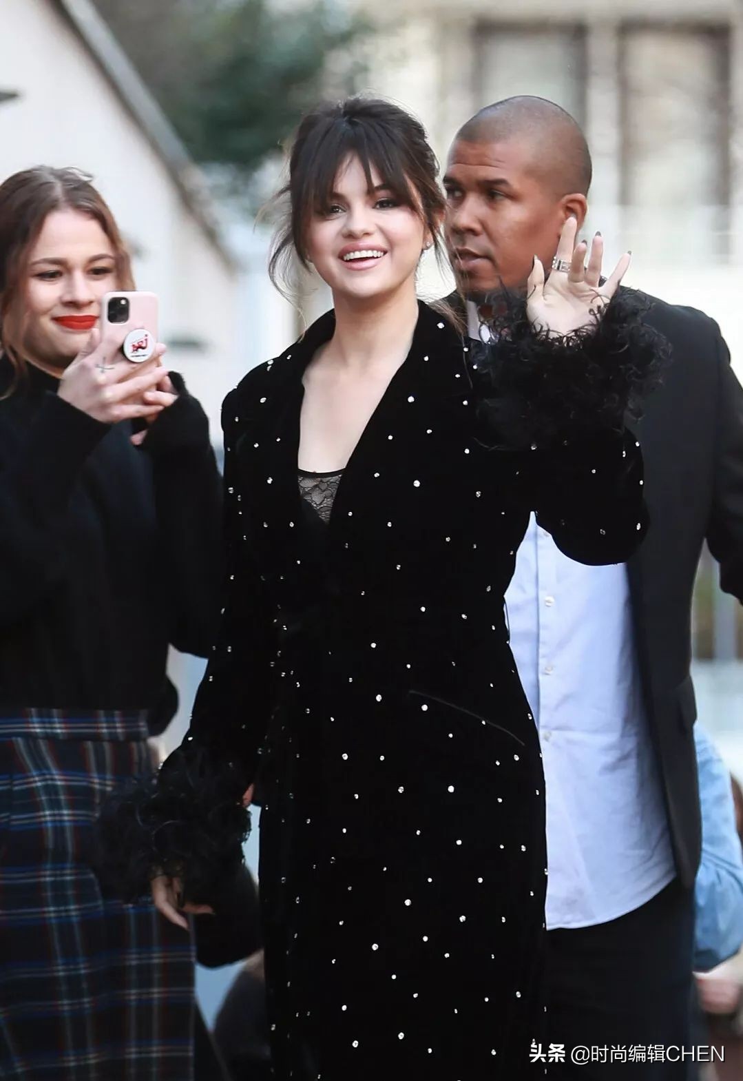 赛琳娜一天内增减10斤？一袭长袍体态瘦成超模，穿针织裙胖成富婆