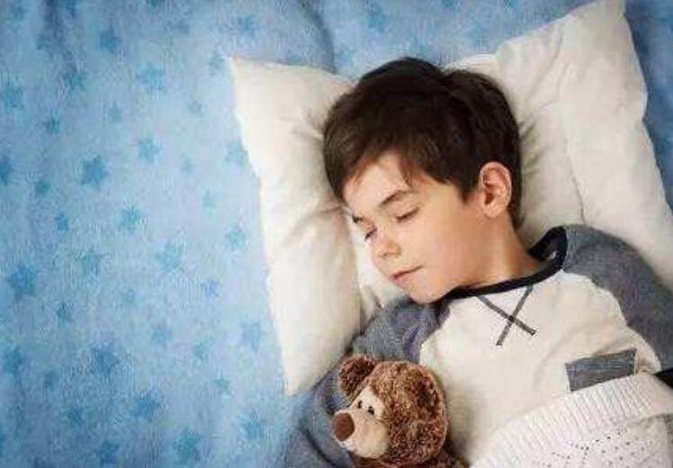 孩子睡觉腿抽筋预示三种病,小孩晚上腿抽筋是长高吗