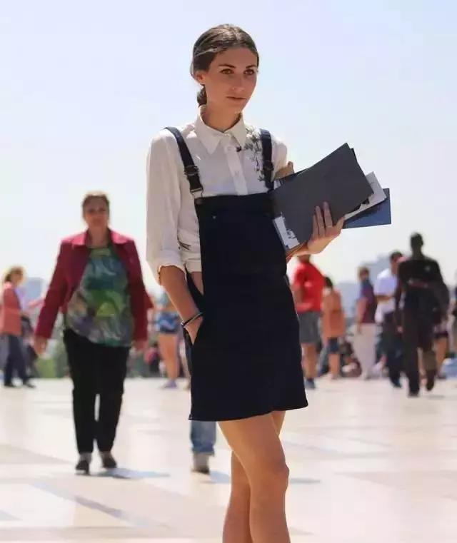 夏天透的衣服里面穿什么内搭,什么样的衣服夏天穿最有质感