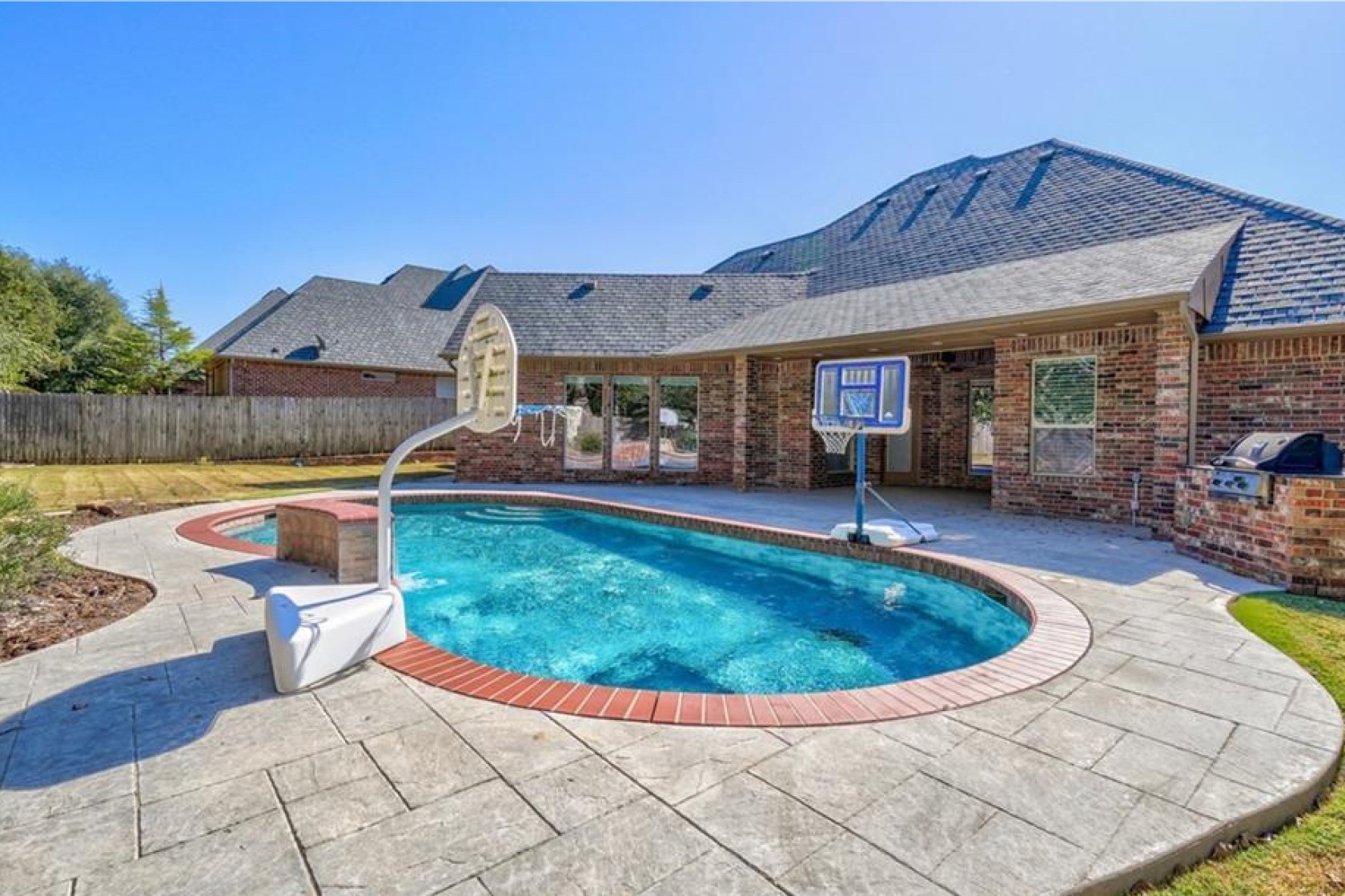 又抄底?众球星在卖房,詹皇却买第3座豪宅,难怪17年能赚21.9亿