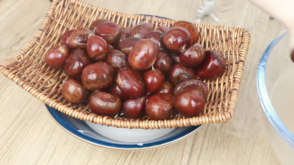 带壳的板栗怎么剥最快,生板栗去壳妙招