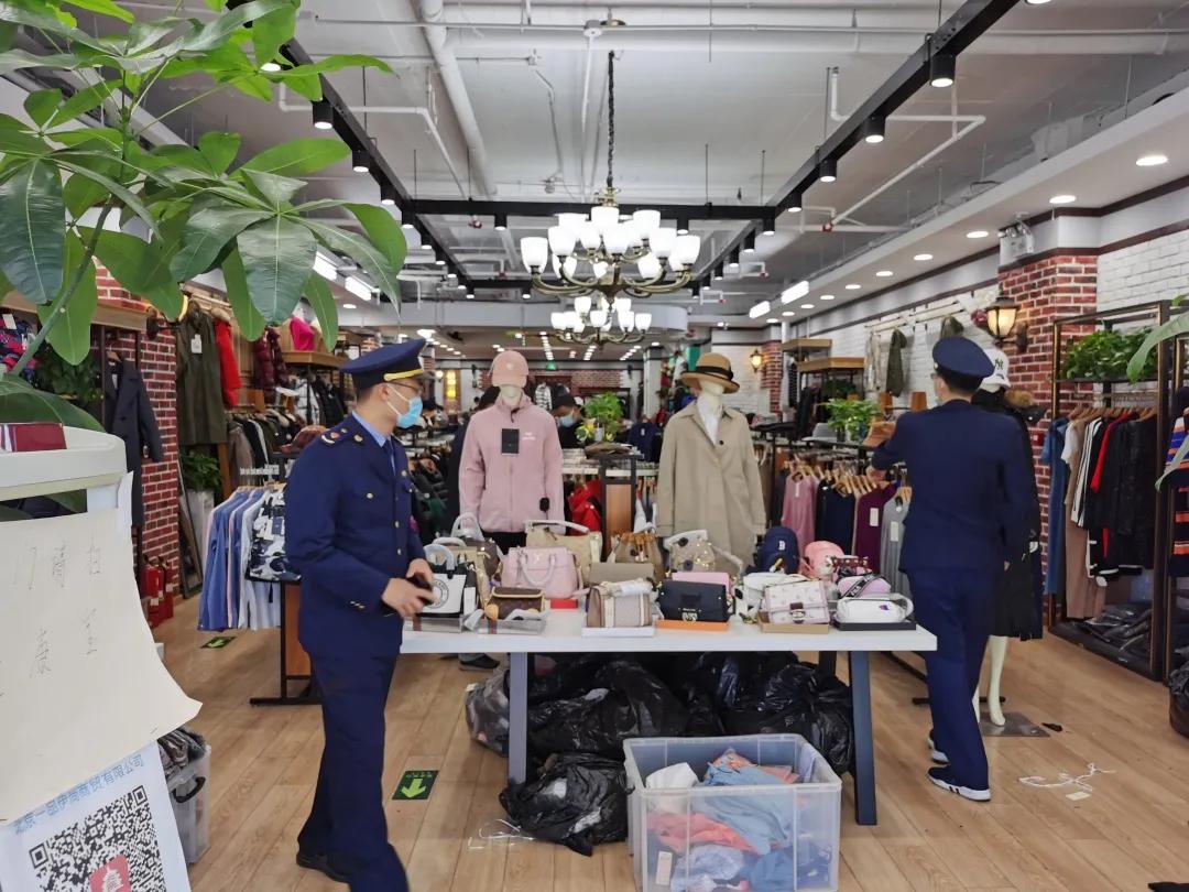 严打商标侵权!西城区市场监管局查获一批假冒知名品牌服装
