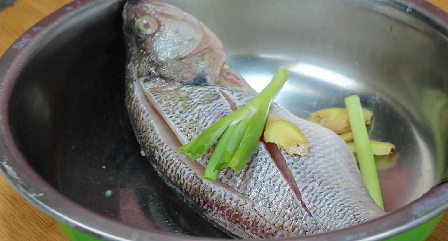 蒸鱼如何防止留水,蒸鱼放料酒的正确方法