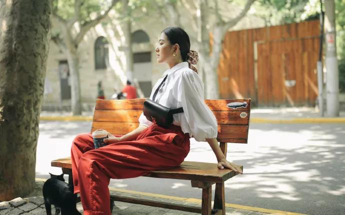 最新款的腰包简单一点,斜挎腰包最值得入手的大牌