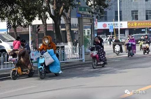 徐州上百万人骑电动车,戴头盔的不足两成!理由千奇百怪