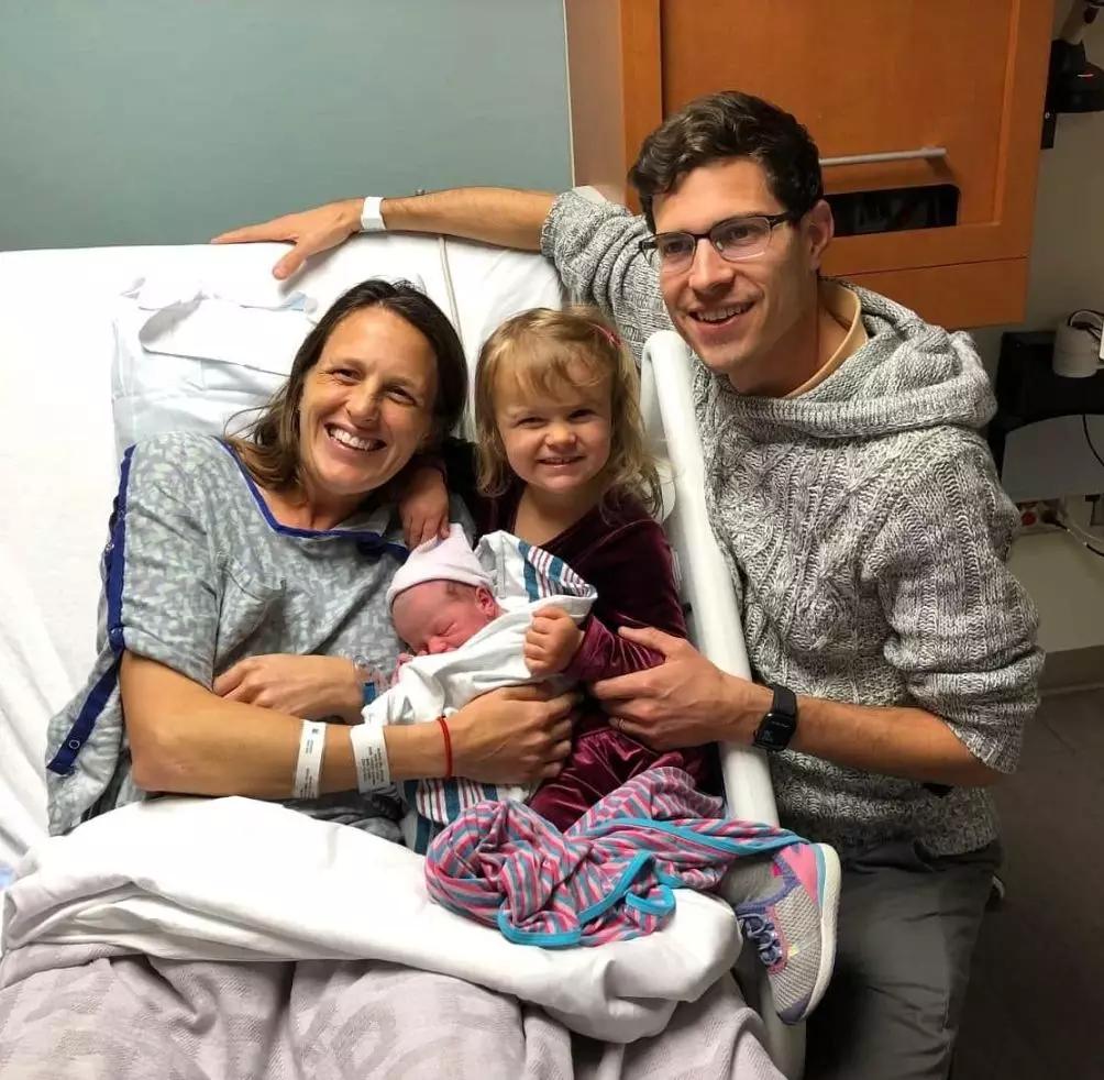 生孩子前11天，她跑了一场全马，3小时07分完赛