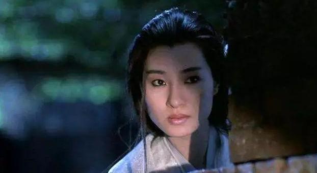 因“重男轻女”而自杀，拍全裸写真的“鬼后”王小凤：为何抑郁？