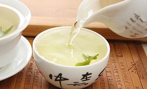 天目湖白茶不仅是“中国世博十大名茶”，它的汤色更是鹅黄明亮