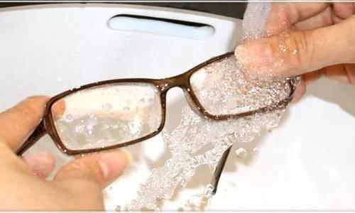 怎么洗眼镜最干净不伤镜片学生党,怎么清洗眼镜眼镜不花
