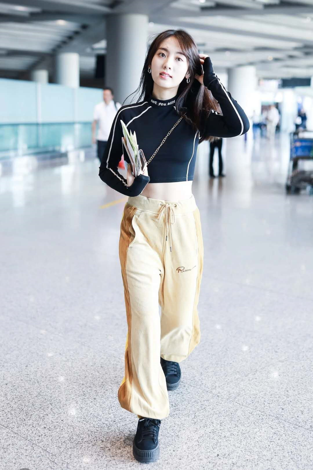 张柏芝胆子好大!穿条黑色礼裙露肚脐太抢镜了,气质形象很到位