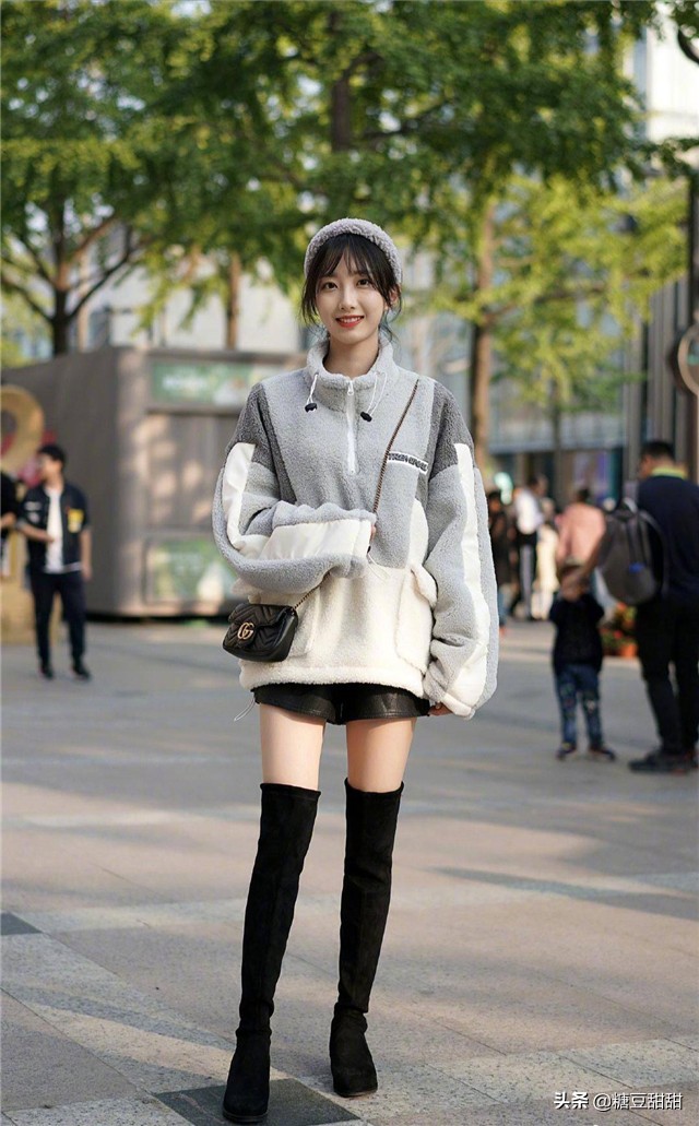 2020秋冬新潮混搭：短裤+长靴，时髦气质高级，上身秒变腿精
