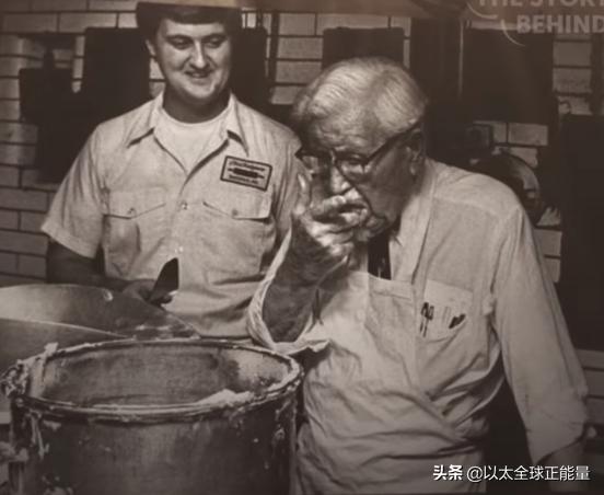 有八块腹肌的肯德基爷爷,肯德基老爷爷亲自做炸鸡