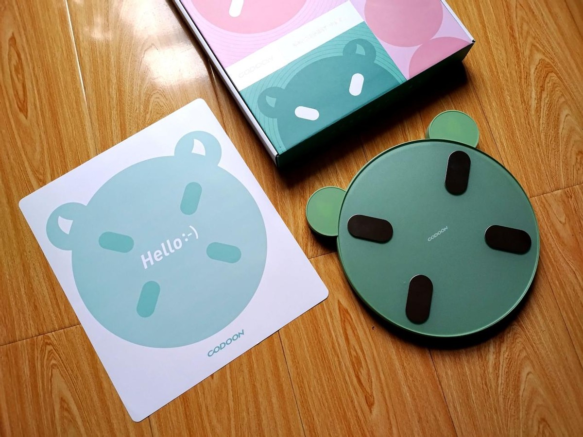 咕咚智能体脂秤,人在吃秤在看书法