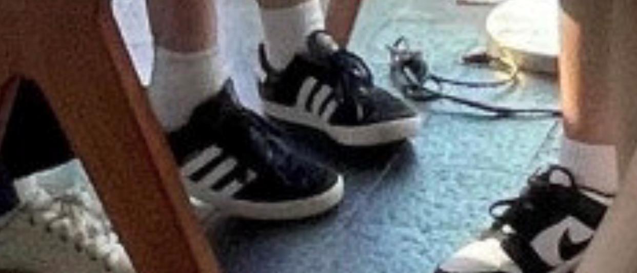 十四岁李嫣与朋友相聚穿水手服,15岁李嫣紧跟潮流