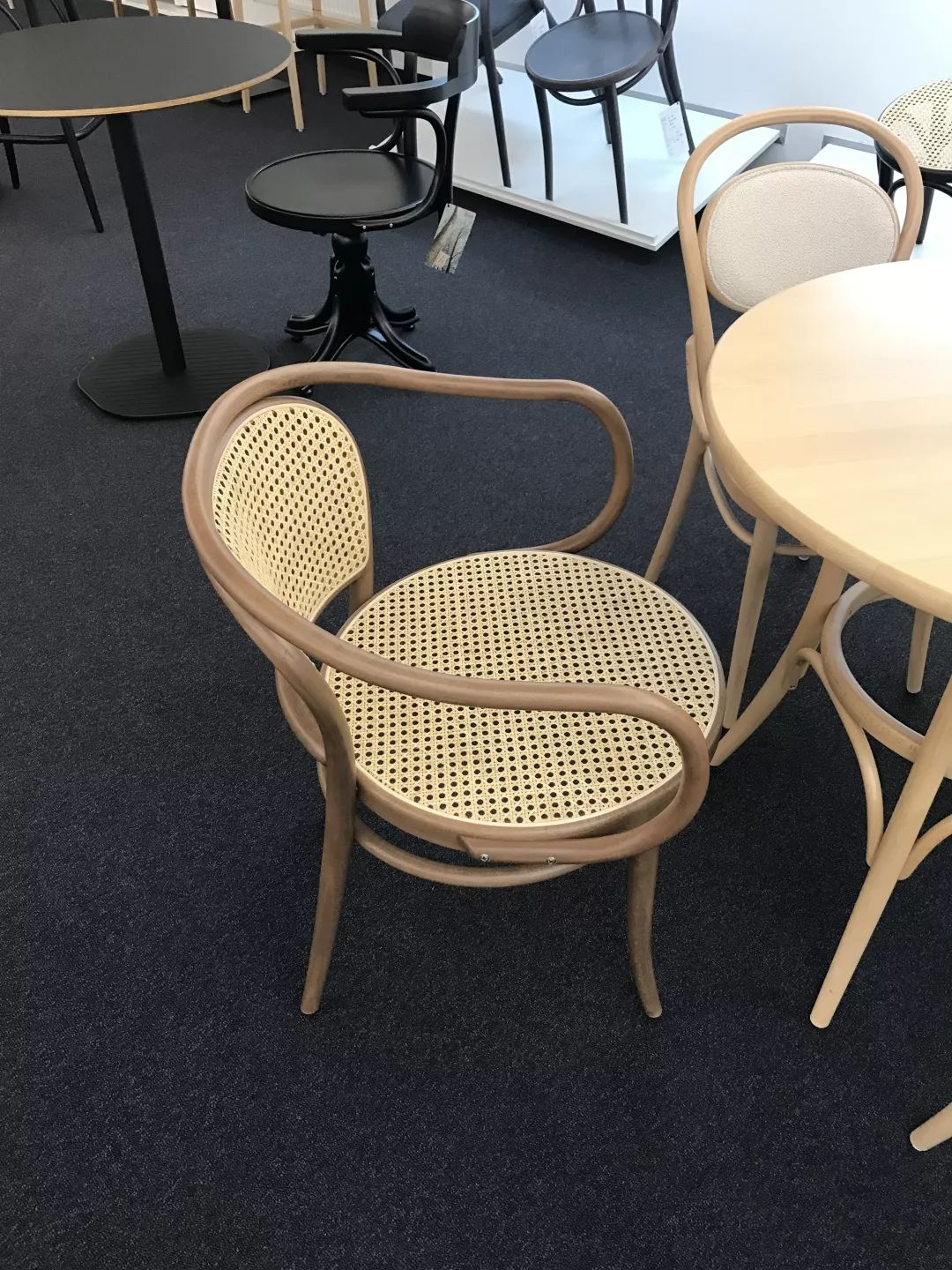 探访TON工厂看经典椅子背后的故事|疯狂24h我们去捷克干了啥?