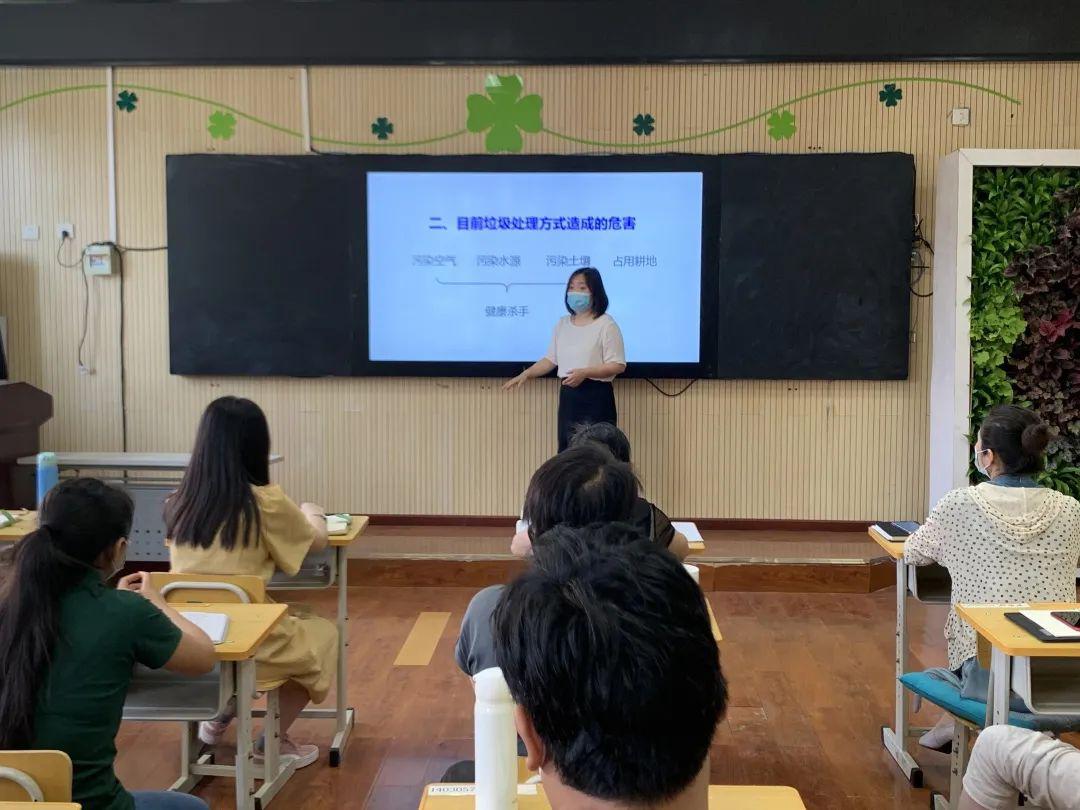 小手拉大手垃圾分类齐步走小报,小手拉小手共创文明捡垃圾