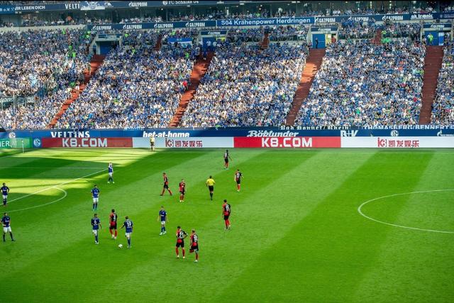 36岁c罗还有惊人的弹跳力,37岁c罗高高跃起头球顶偏