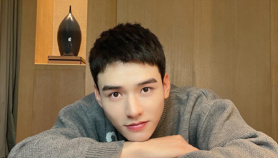 龚俊,你咋一副老了会被骗去买保健品的样子,难怪一直想发财