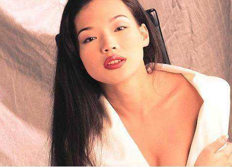 性感女神舒淇情史混乱，因拍大尺度片遭男方家长嫌弃终遇老实人