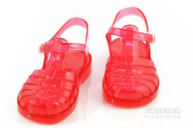 夏天不能让孩子穿的四种鞋子,夏天不能给孩子买鞋子