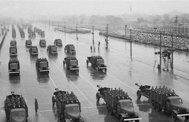 中国军人雨中阅兵完整版,中国军人阅兵震撼外国全场