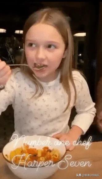 贝克汉姆一家人度假的画面,贝克汉姆一家在足球场