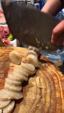 搞笑GIF开心一刻：姑娘你晚上睡觉，你要小心你家这只猫