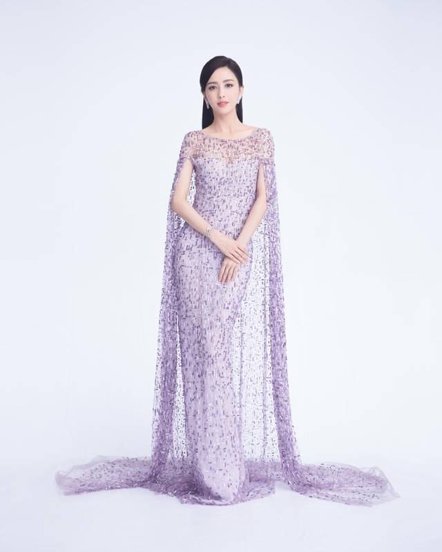 如果执着少女感、热衷话题度，佟丽娅的事业、口碑恐再难回到巅峰