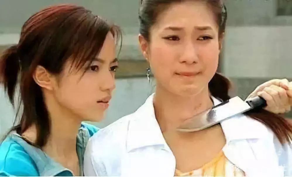 要停工养伤三个星期！36岁前TVB小花下楼梯不慎脚崴：脚裸骨移位