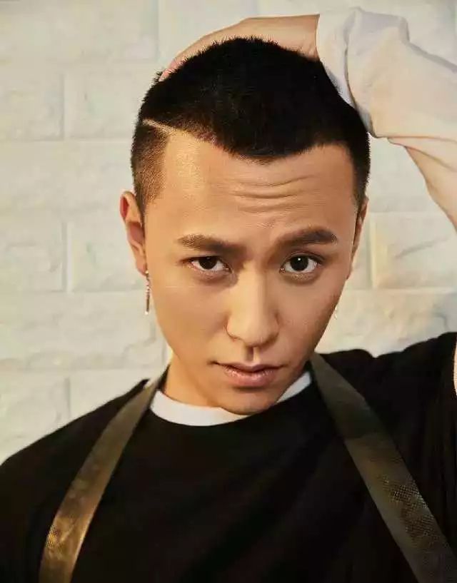 头发两边炸开怎么解决,头发顶部老是鼓起来怎么剪