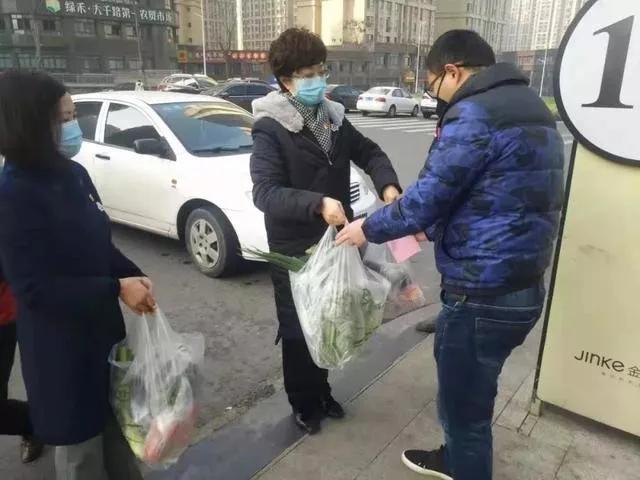 疫情当前,她们变身送菜队、厨娘、代购员、无人机女飞手……