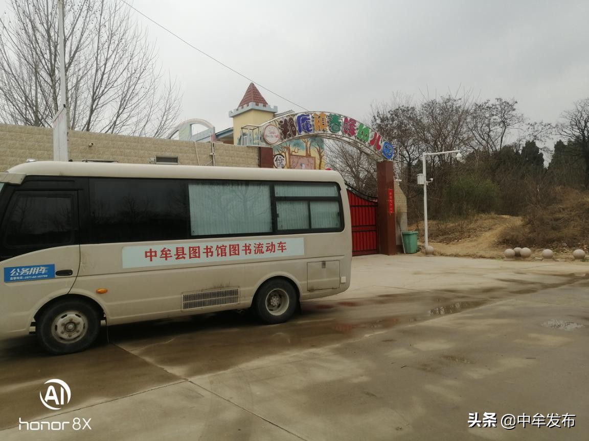 流动图书服务车图片,流动图书车下乡