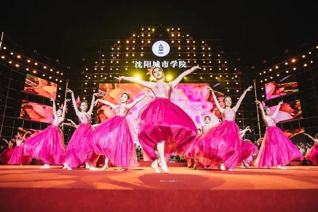 千人晚宴、体育狂欢、明星路演……玩转校园文化，尽享大学魅力！