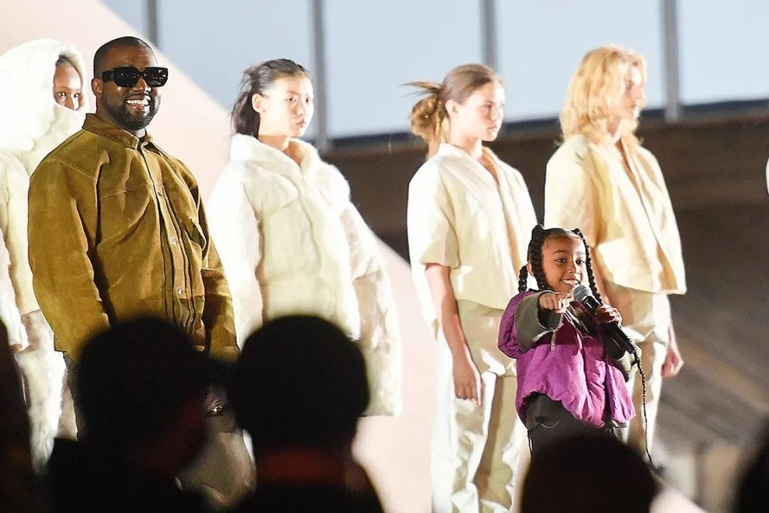 金卡戴珊带女儿看秀,金卡戴珊带着女儿