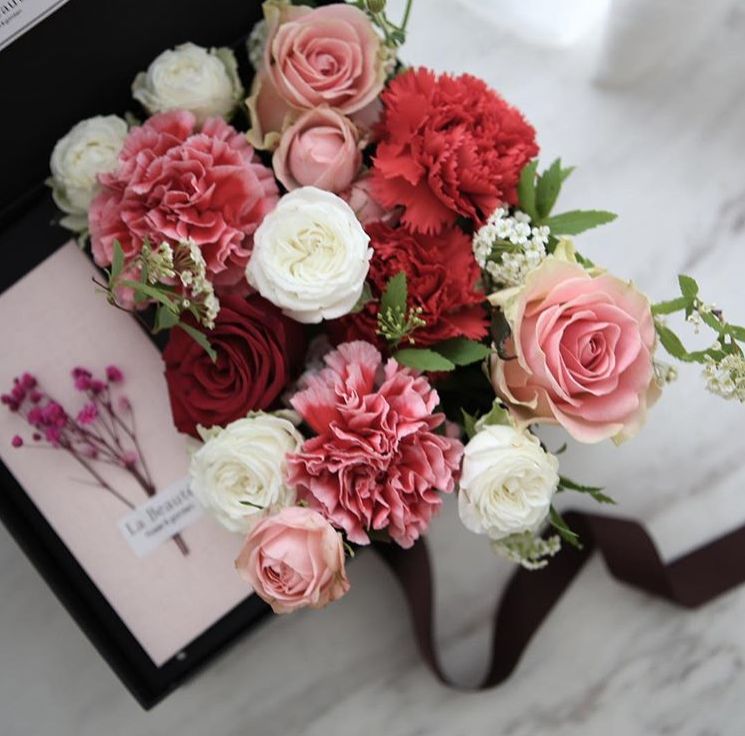 康乃馨插花教程母亲节花篮,母亲节一朵玫瑰四朵康乃馨插花