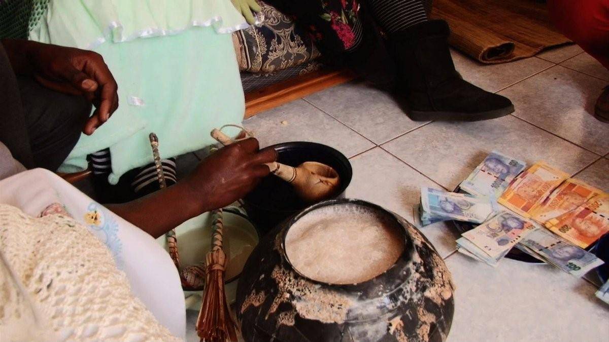 非洲为何实行一夫多妻制?黑人小伙说:因为80%是女性