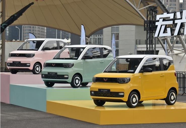 奇瑞qq冰淇淋宏光miniev,当年奇瑞qq车一代人的经典神车