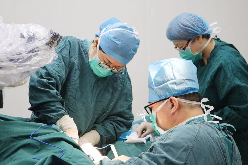 皮肤莫名其妙出现划伤流血怎么办,生活中被划伤了伤口怎么处理