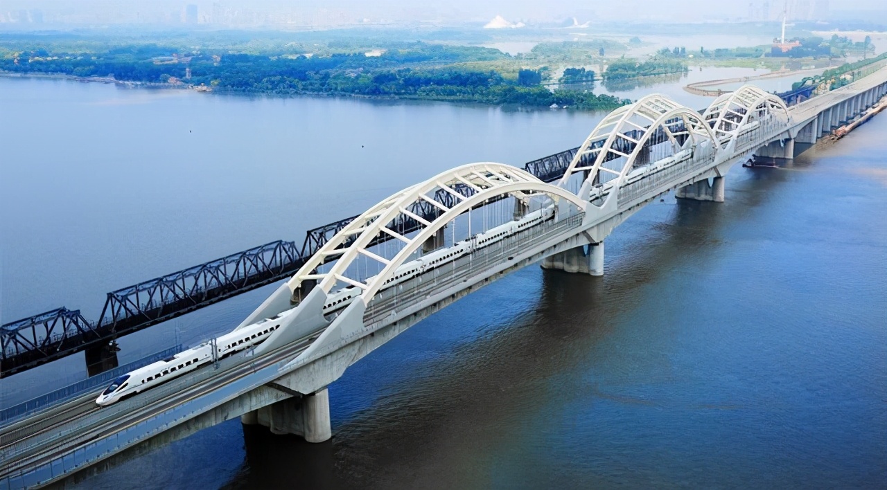 中国第一艘航母多重,中国第一艘核动力航母排水量