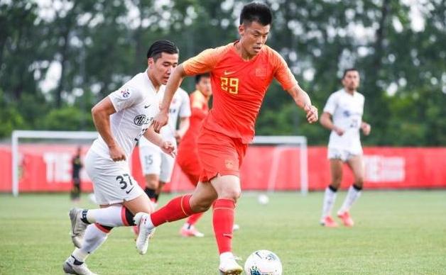 曾拒绝美国国籍回国效力,国足锋霸谭龙:中国人就该保留中国国籍