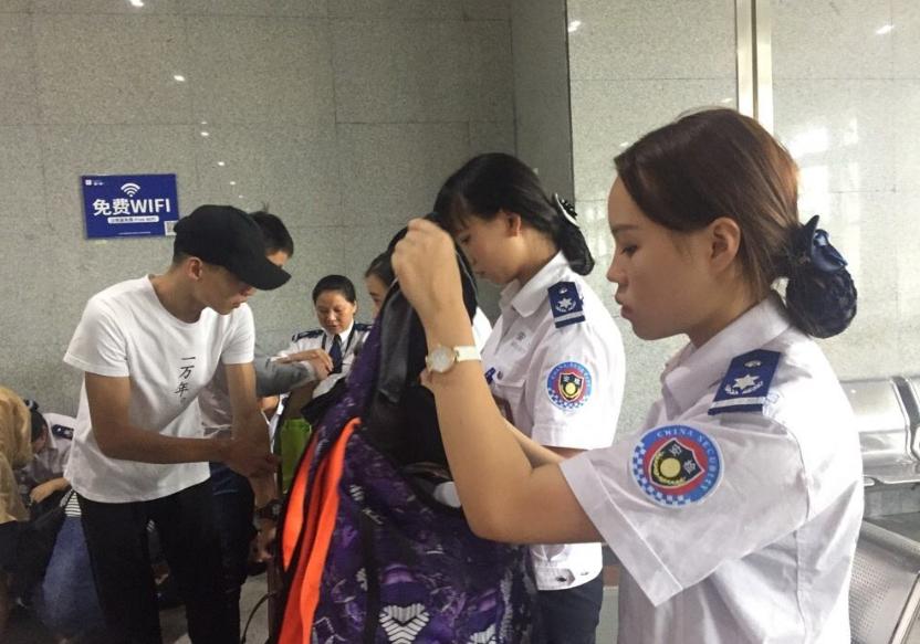 过安检包里装的东西都会被看到吗,过安检的时候能看清包里的东西吗